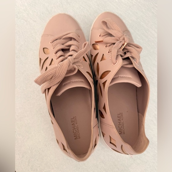 Michael Kors MIMI Sneakers
Perforated Lasered Leather Lace Up
Trainers 7.5 US - Picture 6 of 8